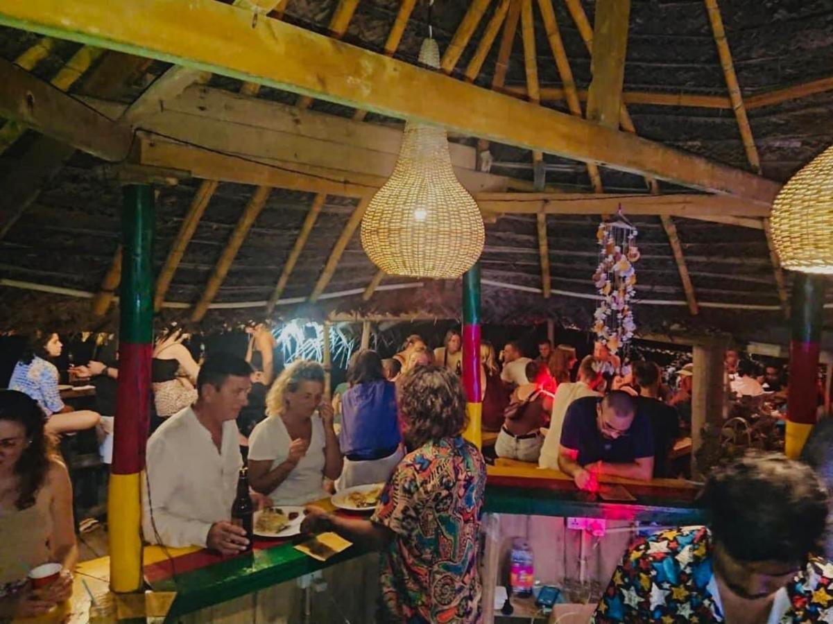 Backpack Beach Hostel & Reggae Bar Boossa Екстер'єр фото
