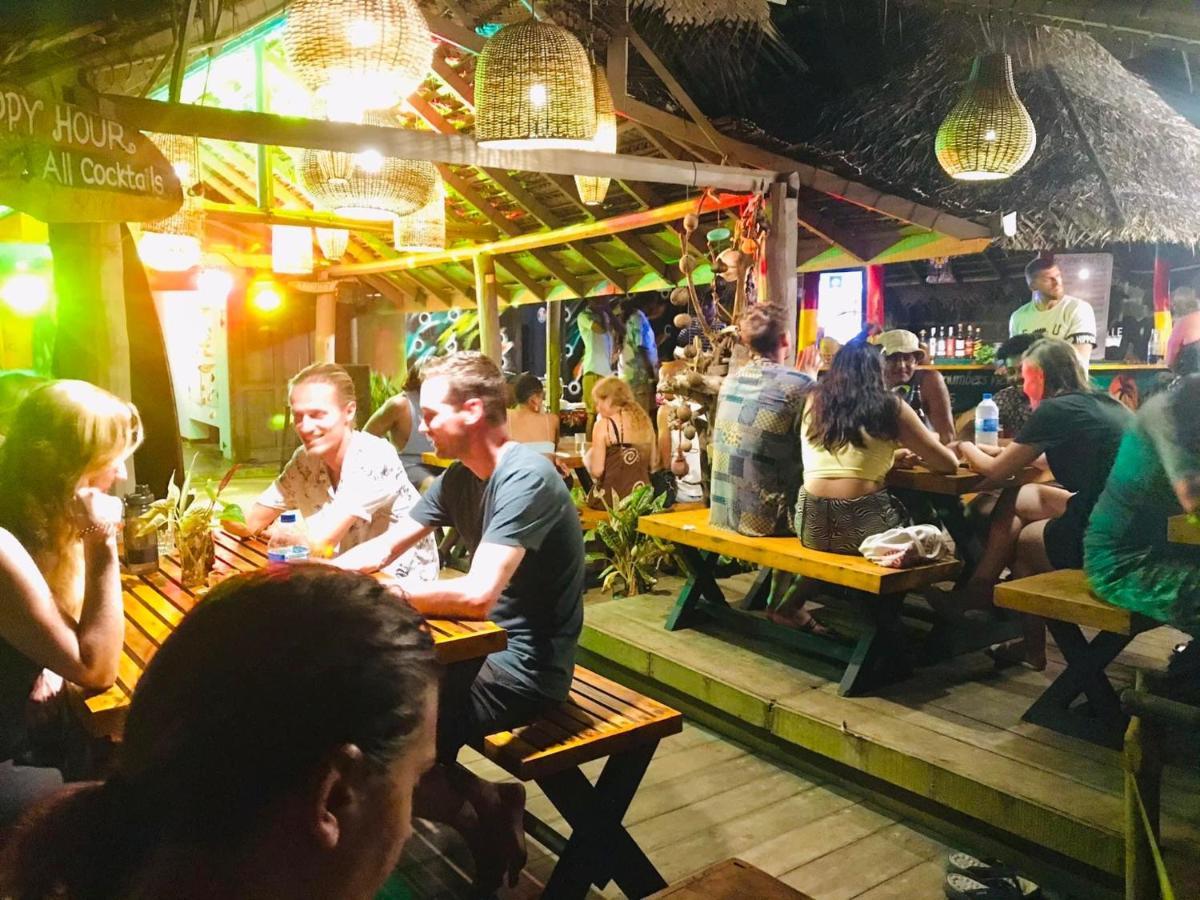 Backpack Beach Hostel & Reggae Bar Boossa Екстер'єр фото