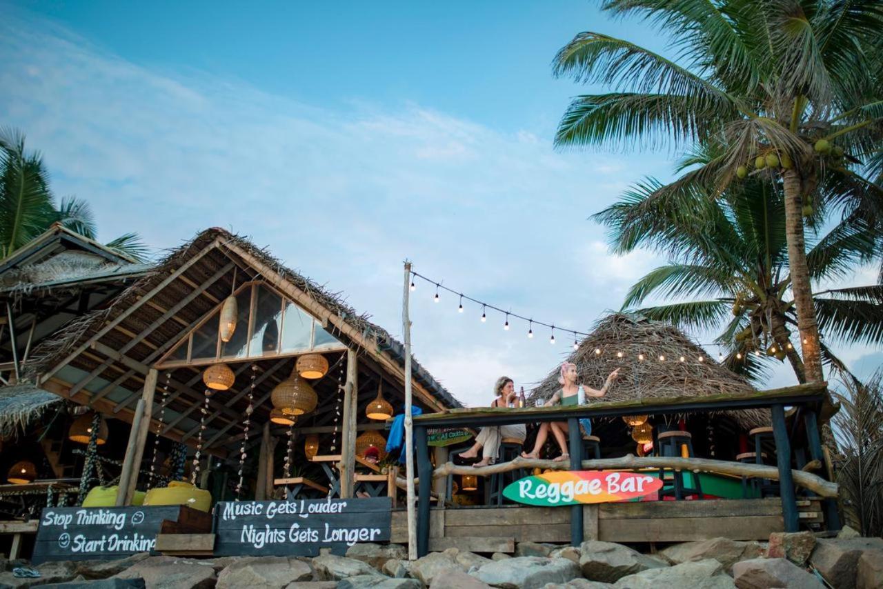 Backpack Beach Hostel & Reggae Bar Boossa Екстер'єр фото