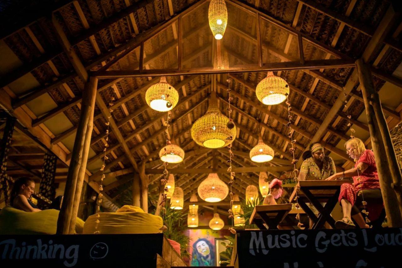 Backpack Beach Hostel & Reggae Bar Boossa Екстер'єр фото