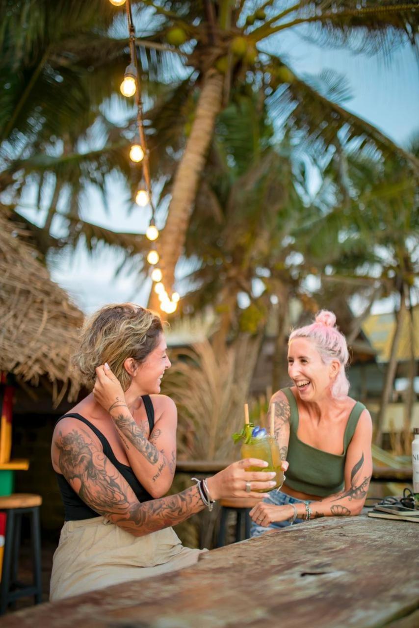 Backpack Beach Hostel & Reggae Bar Boossa Екстер'єр фото