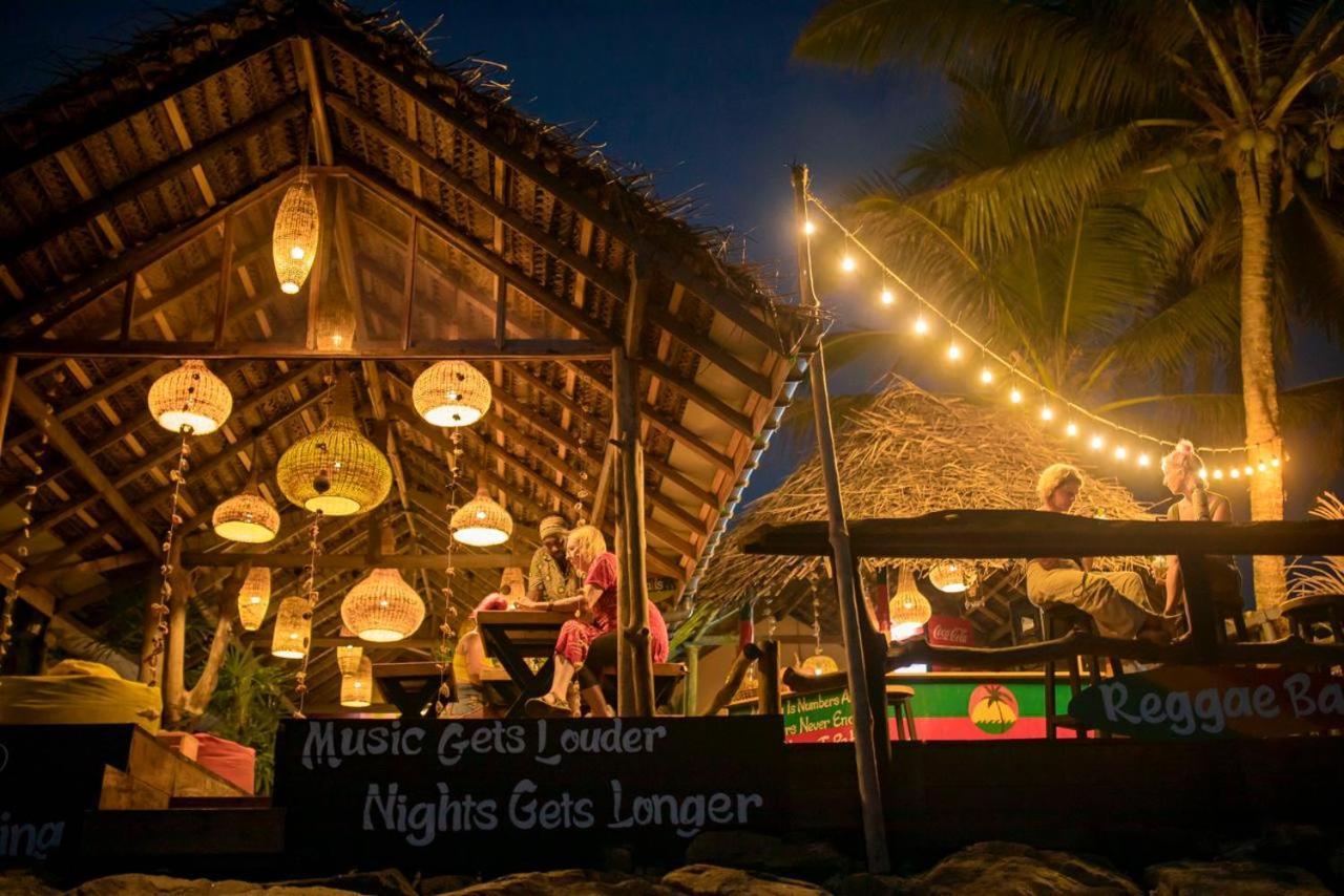 Backpack Beach Hostel & Reggae Bar Boossa Екстер'єр фото