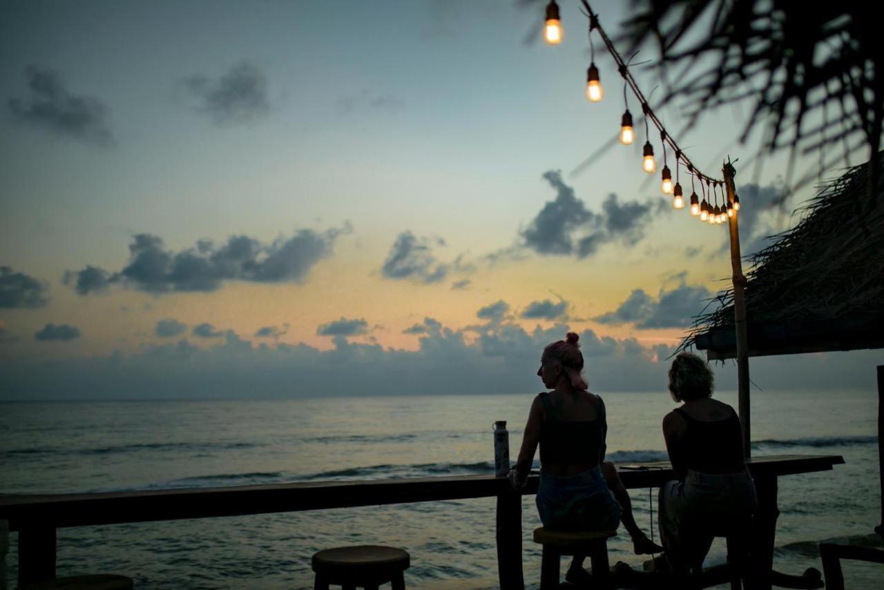 Backpack Beach Hostel & Reggae Bar Boossa Екстер'єр фото