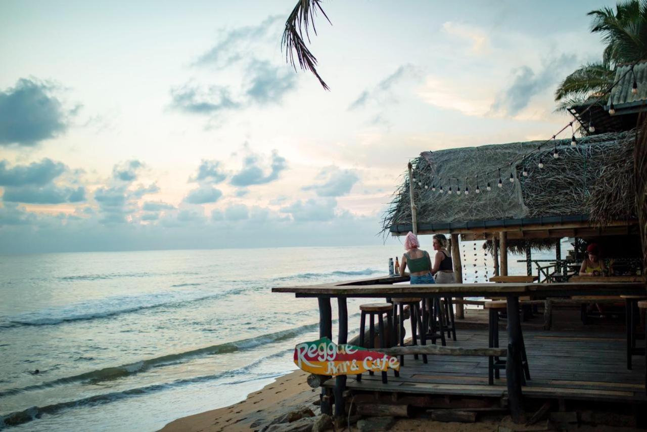 Backpack Beach Hostel & Reggae Bar Boossa Екстер'єр фото