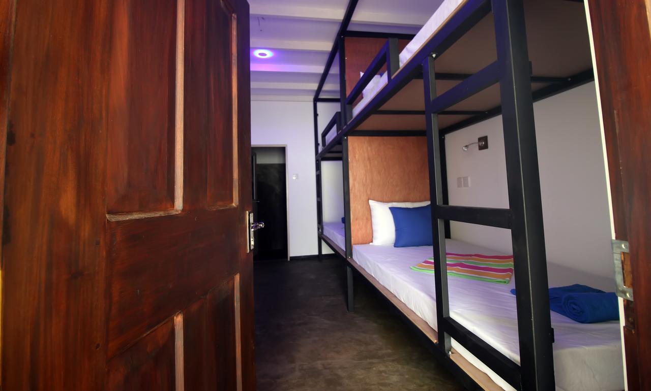 Backpack Beach Hostel & Reggae Bar Boossa Екстер'єр фото