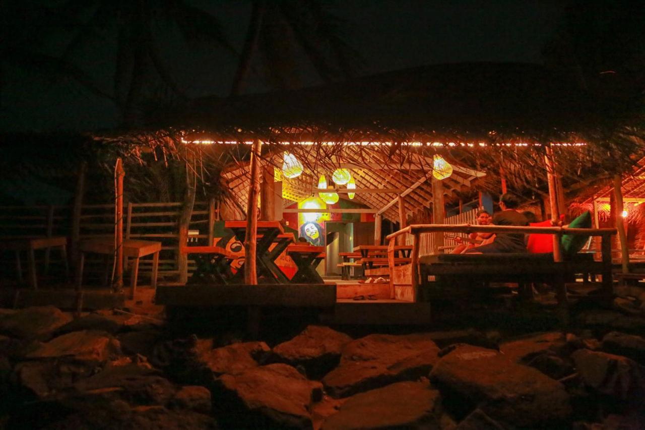 Backpack Beach Hostel & Reggae Bar Boossa Екстер'єр фото
