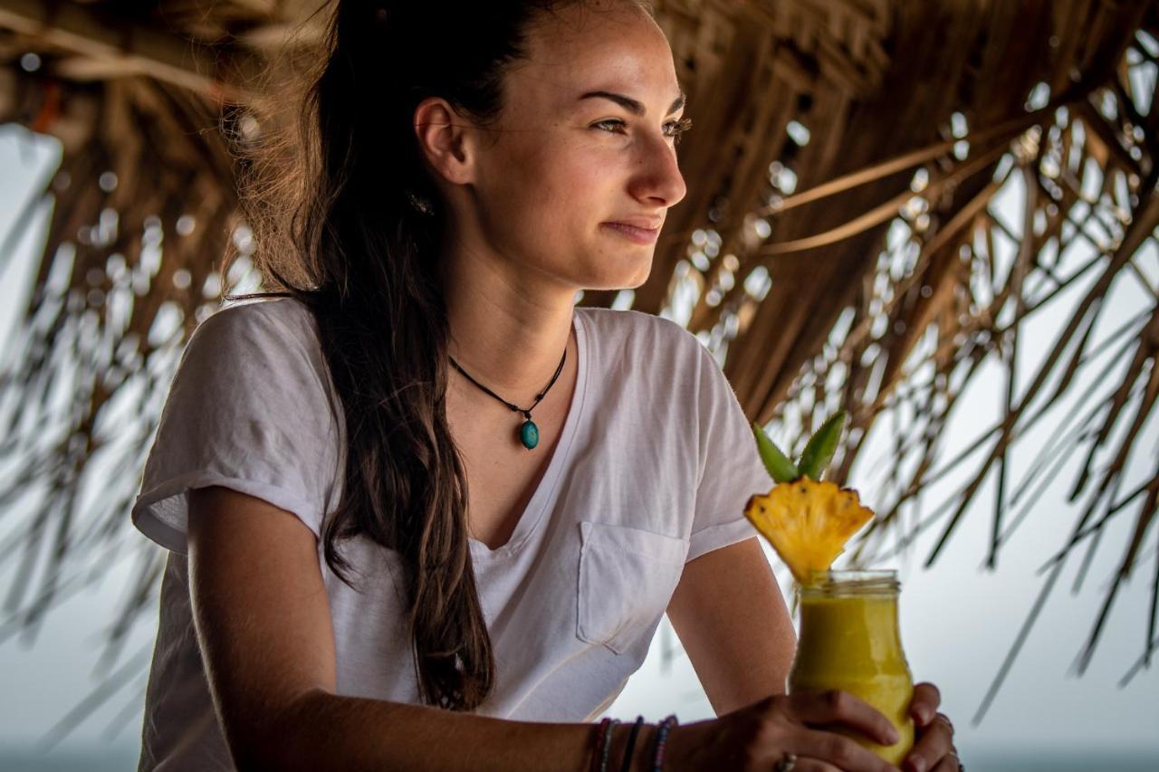Backpack Beach Hostel & Reggae Bar Boossa Екстер'єр фото